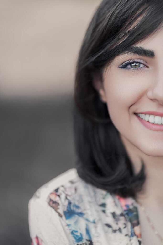 5 raisons pour les artisans et commerçants d'avoir un site web professionnel 3 woman in white and blue floral dress