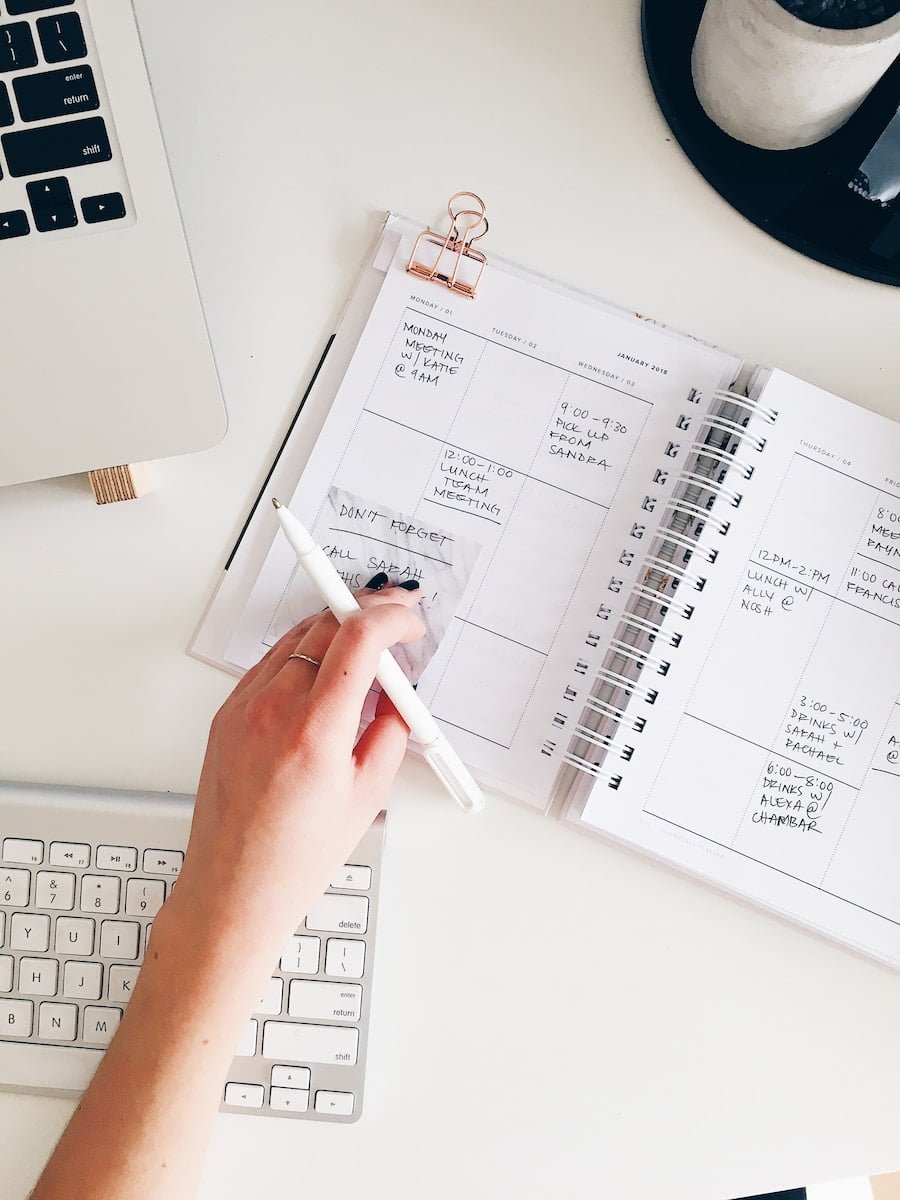 Les 2 offres pour votre site internet 2 person holding notepad and pen flat lay photography